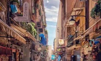 Napoli-enorme-fiumana-di-gente-a-San-Gregorio-Armeno-la-celebre-via-dei-Presepi-1