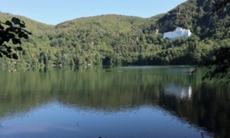 Monticchio - Scorcio del santuario sul Lago Piccolo