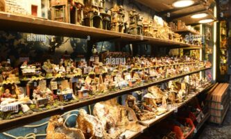 negozio-di-statuette-per-presepi-spaccanapoli-napoli-italia-2damxr3